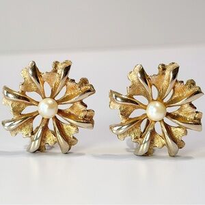 Vintage 1960s Gold Leaf Pearl Clip Earrings – 1.25” JT0337